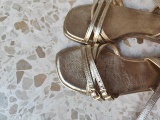 Sandalias doradas Zara mujer