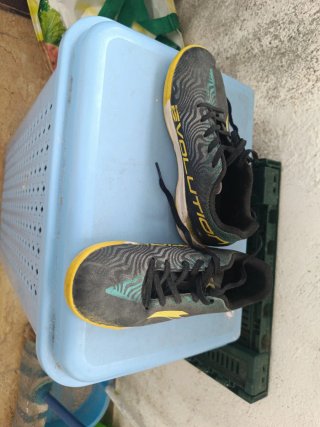 Zapatillas fútbol sala negras y amarillas