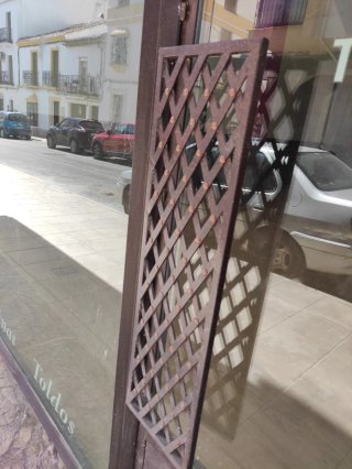 Escaparate cristal con puerta y persiana eléctrica