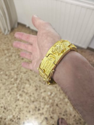 Pulsera chapada en oro con diseño religioso