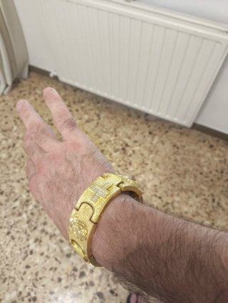 Pulsera chapada en oro con diseño religioso