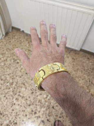 Pulsera chapada en oro con diseño religioso