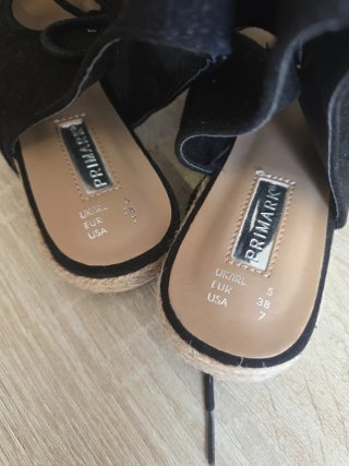 Sandalias gladiadoras negras con cordones
