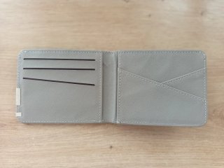 Cartera con diseño de cara sonriente