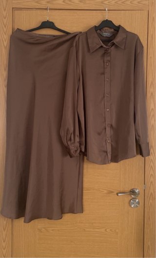 Conjunto marrón satinado