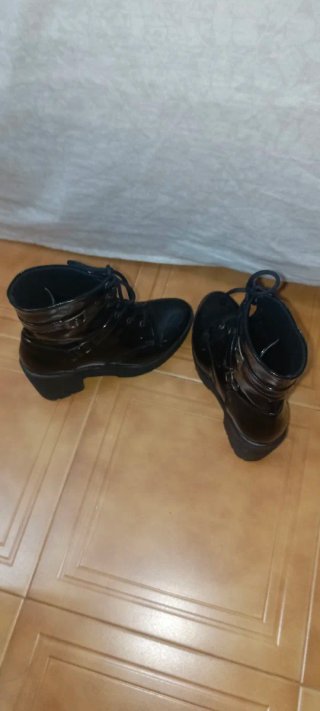 Botines negros charol con hebillas