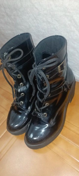Botines negros charol con hebillas