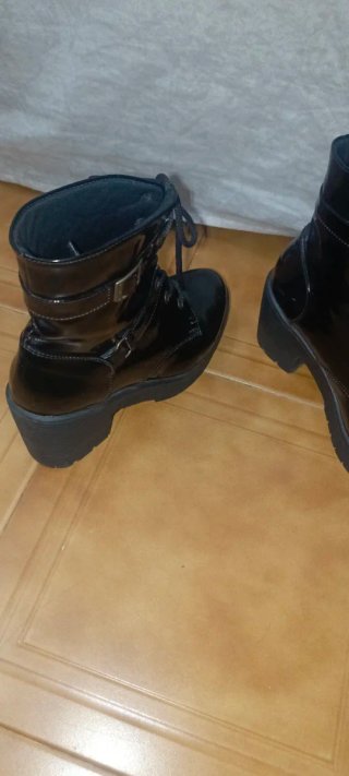 Botines negros charol con hebillas