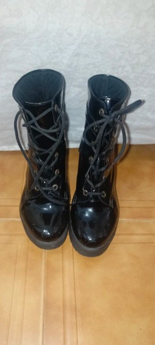 Botines negros charol con hebillas