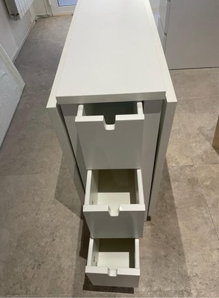 Mesa de cocina de madera blanca