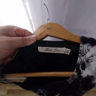 Vestido negro con estampado floral