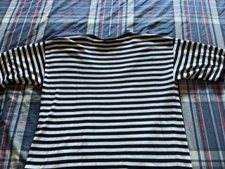 Jersey de rayas azul marino y blanco.