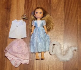 Muñeca Nancy con vestidos