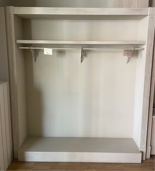 Mueble de madera blanco y beige