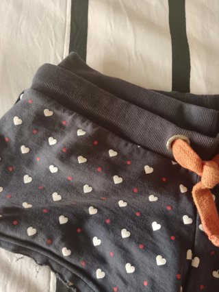 Pantalones cortos verano niña. Estampado corazones