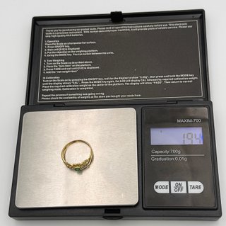Anillo Oro 18k con Circonitas. Peso: 1.94 gr.