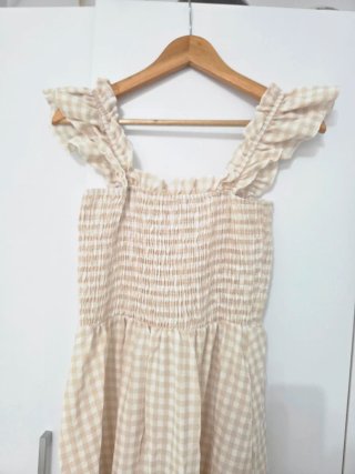 Vestido largo beige con volantes