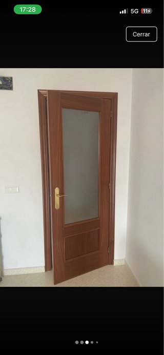 Puerta de madera con manilla dorada