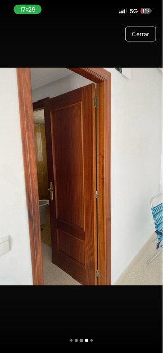 Puerta de madera con manilla dorada