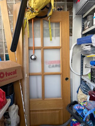 Puerta corredera de cocina con vidriera y marco.