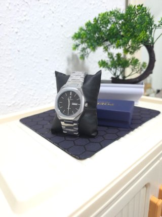 Reloj de pulsera plateado y negro