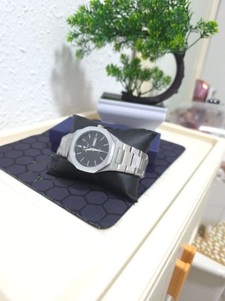 Reloj de pulsera plateado y negro