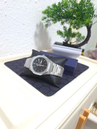 Reloj de pulsera plateado y negro