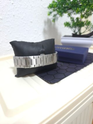 Reloj de pulsera plateado y negro