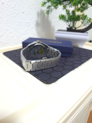 Reloj de pulsera plateado y negro