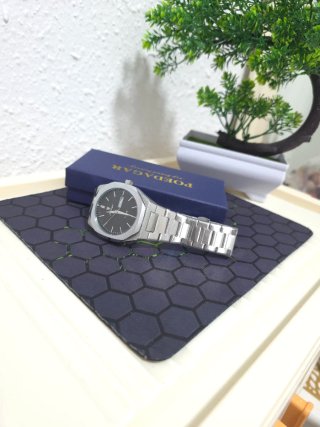 Reloj de pulsera plateado y negro