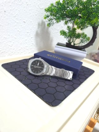 Reloj de pulsera plateado y negro