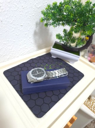 Reloj de pulsera plateado y negro