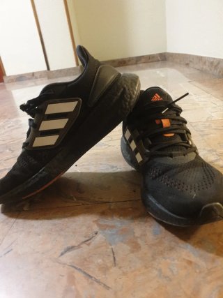 Zapatillas Adidas Negras y Naranjas