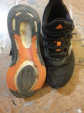 Zapatillas Adidas Negras y Naranjas