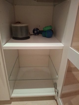 Mueble de entrada blanco con puertas de cristal