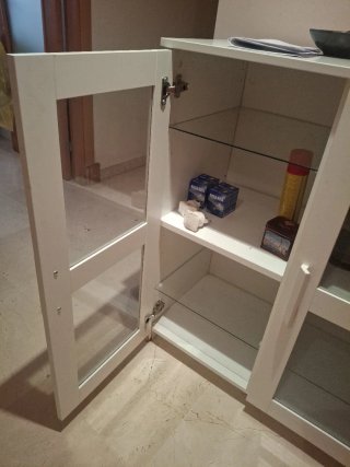 Mueble de entrada blanco con puertas de cristal