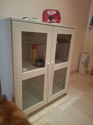 Mueble de entrada blanco con puertas de cristal