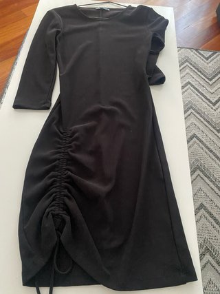 Vestido negro ajustado con fruncido
