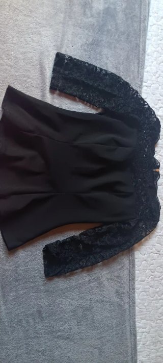 Blusa negra con encaje y cremallera