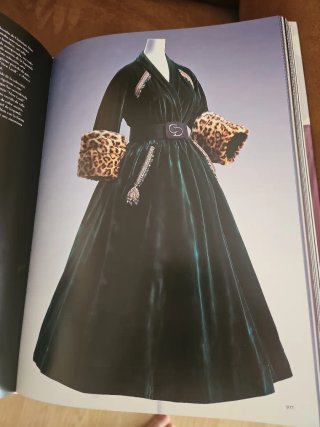 Moda. una Historia Desde el Siglo XVIII Al Sigl...