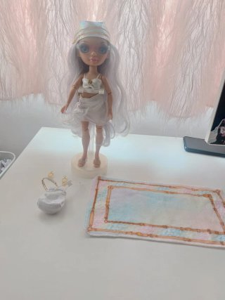 Muñeca Rainbow High con accesorios