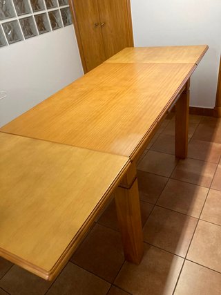 Mesa y 4 Sillas de Madera