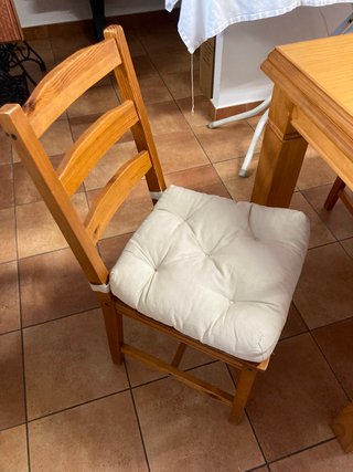 Mesa y 4 Sillas de Madera