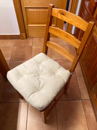 Mesa y 4 Sillas de Madera