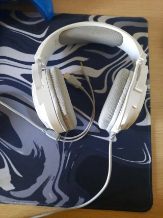 Cascos gaming blancos y grises