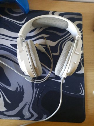 Cascos gaming blancos y grises