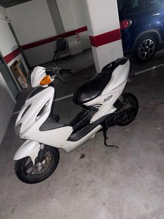Yamaha Aerox Scooter Negro/Blanco