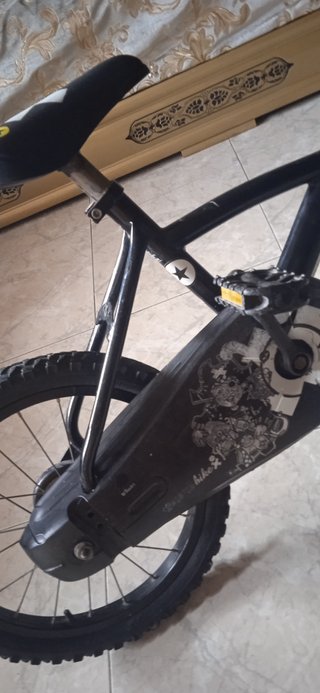 Bicicleta infantil negra