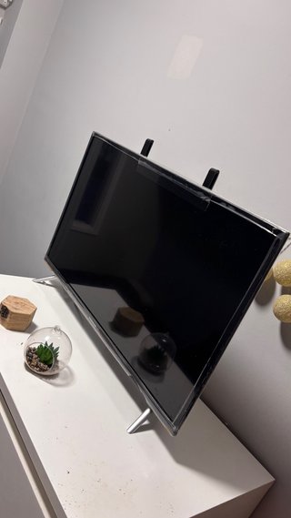 Smart TV Negra marca Thomson