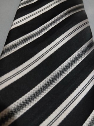 Corbata de rayas negra y blanca